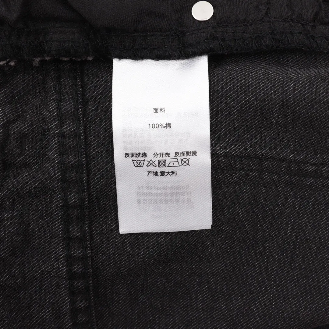 P210 Top version (black pants, black leather) Top version Chrome Hearts jeans with leather and black denim. As we all know, chromehearts jeans use vintage Levis jeans as the base plate for creation. They usually add their own unique silver buckles and silver ornaments, plus leather embellishments. This is what doubles the value of these vintage jeans, because the base plate is Vintage jeans, the jeans themselves have been very soft and comfortable after years of baptism, which can be distinguished from ordinary jeans. Regarding the size, you should also refer to the pants data. Style number: 1251# Color: black pants and black leather Size: 28 30 32 34 28 Waist 86 Hips 100 Pants length 102 30 Waist 90 Hips 104 Pants length 104 32 Waist 94 Hips 108, pants length 106 34, waist 98, hips 112, pants length 110